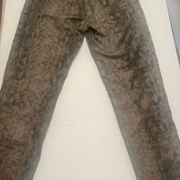 Escada Sable Python snake shimmer print ankle Jeans zippered bottoms size 38 - Picture 8 of 12